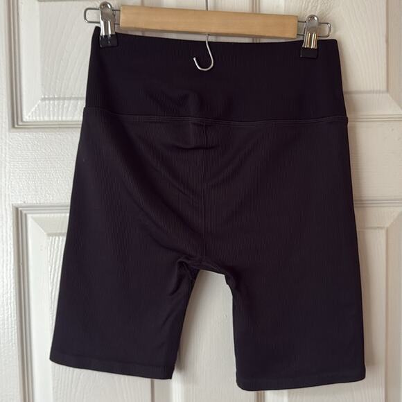 Alo 5" Seamless Ribbed Favorite Short Black size small - Picture 5 of 7